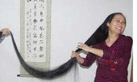 Không cắt tóc suốt.... 21 năm