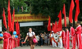 Một học sinh trường tiểu học Kim Liên (Đống Đa, Hà Nội) chạy vội vã tới trường