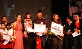 'Choáng' với tài năng hát tiếng Anh của bạn trẻ