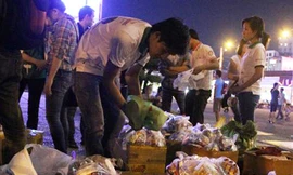 Tặng quà cho người nghèo lang thang