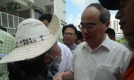 Bí thư thành ủy Nguyễn Thiện Nhân đến thăm hỏi bà con đang khiếu nại ở Thủ Thiêm