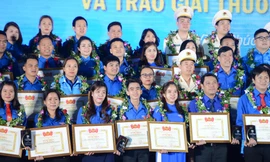 Cán bộ Đoàn nhận giải thưởng Lý Tự Trọng ảnh: Dương Triều