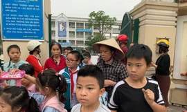 Nhiều phụ huynh đón con về, không ăn bán trú ngày 5/4 