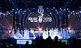 Sân khấu đêm chung kết tràn ngập ánh sáng. Ảnh: Mạnh Thắng - Hồng Vĩnh