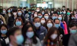 Trên đường phố Hong Kong ngày 29/1, người dân Hong Kong đeo khẩu trang phòng nhiễm vi-rút corona mớiẢnh: Bloomberg