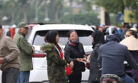 Dân phe vé thủ sẵn hàng cọc tiền trong túi xách phục sẵn trước trụ sở VFF từ sáng, sẵn sàng trả giá cao cho người mua được vé online và nhanh chóng sang tay cho người hâm mộ. Ảnh: Như Ý 