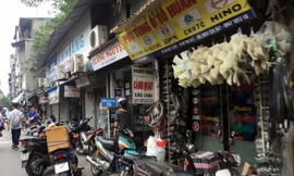 Hàng loạt cửa hàng thiết bị, phụ tùng ô tô tại chợ Trời Ảnh: Nguyễn Hoàn 