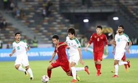 Một pha lên bóng của đội Việt Nam trong trận gặp Iraq