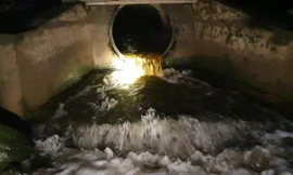 Nước xả thải của khu công nghiệp màu vàng đục, sủi bọt chảy thẳng ra môi trường 