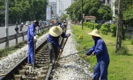 Công nhân lao động ngành đường sắt làm việc trên đoạn đường sắt hướng Bắc Nam ảnh: Như ý