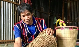 Già Dach vừa đan gùi, đơm, vừa hát sử thi