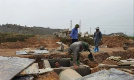 Công nhân xây dựng hạ tầng khu TĐC Hồng Kỳ