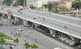 Trông giữ ô tô tại gầm cầu Mai Dịch. Ảnh: T.Đ 