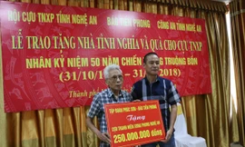 Nhà báo Trần Quang Long, Trưởng Đại diện báo Tiền Phong trao biển tượng trưng 250 triệu đồng xây nhà tình nghĩa cho cựu TNXP