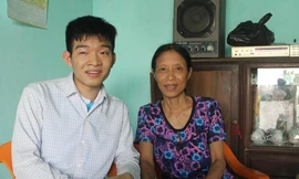 Trần Việt Hoàng hạnh phúc bên mẹ - bà Trần Thị Sen Ảnh: M.T