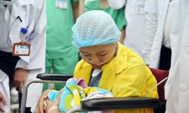 Chị Liên hạnh phúc ôm con vào lòng - Ảnh: VNE