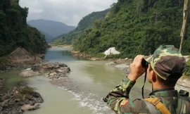 Tại ngã 3 sông Đà - Nậm Na, đồn biên phòng quản lý 2 cột mốc và phía Trung Quốc quản lý 1 cột (phần bê tông màu trắng gần giữa ảnh)