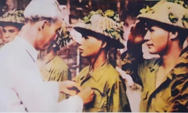 Bác Hồ tặng Huy hiệu Chiến sĩ Điện Biên cho chiến sĩ Hoàng Đăng Vinh. (Ảnh chụp lại từ tư liệu gia đình)