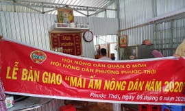 Căn nhà của chị Sương được mạnh thường quân đóng góp nhưng Chủ tịch Hội Nông dân quận Ô Môn ký quyết định trao “mái ấm nông dân”