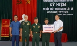 Công ty CP Him Lam phối hợp với báo Tiền Phong trao quà cho các thương, bệnh binh (Ảnh chụp tại Trung tâm Điều dưỡng thương binh huyện Nho Quan, Ninh Bình)