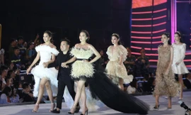 Lê Thanh Hòa cùng hai “nàng thơ” Kỳ Duyên và Tiểu Vy trình diễn tại Vũng Tàu Ảnh: Trọng Tài 