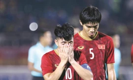 Nỗi buồn của các cầu thủ U18 Việt Nam khi để U18 Thái Lan cầm hòa ảnh: HỮU TUẤN 
