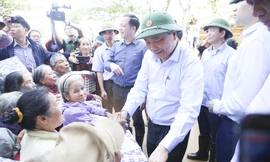 Thủ tướng thăm hỏi, động viên bà con vùng lũ khắc phục hậu quả do mưa lũ, sớm ổn định cuộc sống