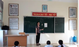 Giáo viên tại Vĩnh Phúc trong một giờ dạy Tiếng Việt 1 - công nghệ 