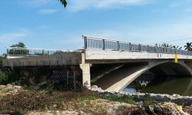 Yêu cầu xử lý cầu 32 tỷ đồng 'lọt' giữa sông ở TP Huế