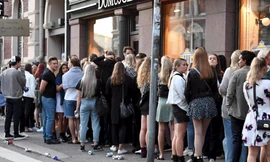 Nhiều người xếp hàng trước một câu lạc bộ đêm sau khi các biện pháp hạn chế được dỡ bỏ ở Helsinki, Phần Lan, ngày 15/7 ảnh: Reuters 