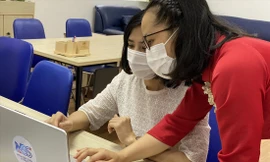 Giáo viên duyệt hồ sơ trực tuyến tại Trường Nguyễn Siêu (Hà Nội) 