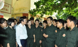 Nguyên Chủ tịch nước Trương Tấn Sang trong một lần thăm đội TNXP trên đảo Bạch Long Vĩ. Ảnh: NVCC