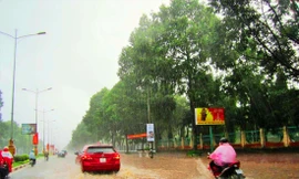 Tuyến đường Nguyễn Tất Thành ngập trong nước khi mưa 