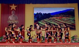 Thanh niên dân tộc thiểu số biểu diễn văn nghệ tại ngày hội Ảnh: PV 