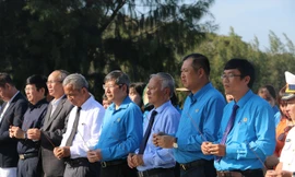 Đoàn công tác Tổng Liên đoàn LĐVN thắp hương tưởng niệm 64 chiến sĩ Gạc Ma Ảnh: LỮ HỒ