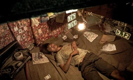 Nơi trú ngụ của Ròm với các loại đồ nghề tìm số đánh đề vây quanh