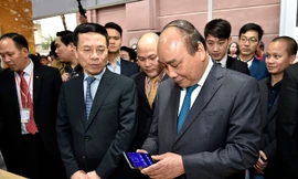 Thủ tướng Nguyễn Xuân Phúc cùng các đại biểu tham quan triển lãm tại hội nghị chiều qua. ảnh: Minh Quyết