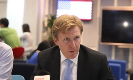 Ông Embridge Colby tại cuộc trao đổi với các phóng viên Việt Nam. Ảnh: VT 