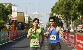 Bên cạnh BIB (số đeo) được gắn chip tính thời gian, BTC Tiền Phong marathon còn cung cấp dịch vụ khắc tên bằng lazer miễn phí lên tấm huy chương mà các VĐV đổ rất nhiều mồ hôi, công sức mới có được. ảnh: NHƯ Ý 