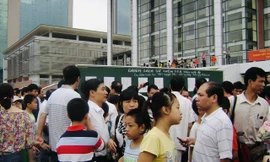 Phụ huynh đưa học sinh đi dự thi vào lớp 6, Trường THPT chuyên Hà Nội Amsterdam những năm trước