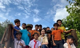 Tặng sách cho học sinh thôn Bù Cà Mau, tỉnh Bình Phước 