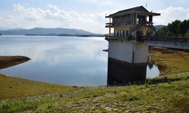 Nhiều hồ thủy lợi ở Quảng Nam thiếu nước, nguy cơ bỏ hàng ngàn héc ta đất sản xuất vụ hè thu. (Trong ảnh Hồ thủy lợi PHú Ninh Ảnh: Hoài Văn