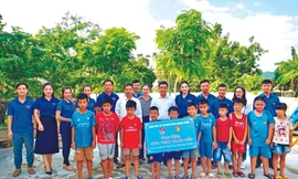 Chị Nguyễn Hồng Anh - Bí thư Huyện Đoàn Quảng Xương (Thanh Hóa) tại công trình khu vui chơi bàn giao cho các địa phương