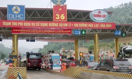 Dự án BOT tuyến đường Hòa Lạc – Hòa Bình từng bị tài xế tập trung phản đối, phải giảm phí, lùi thời hạn tăng phí theo hợp đồng ký với Bộ GTVT. Ảnh: Phạm Thanh 