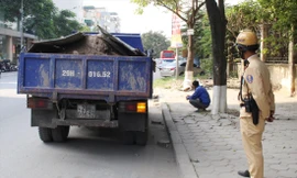 Xe tải chở bùn đất có ngọn bị CSGT Hà Nội xử lý tại ngã ba Nguyễn Xiển - Thanh Liệt Ảnh: T.Đảng