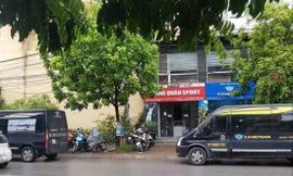 Xe limousine trên danh nghĩa là xe hợp đồng, nhưng chuyên chở khách tuyến cố định giữa trung tâm Hà Nội