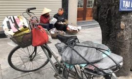Lúc hơn 15h, bà Vân, chị Hoa mới ăn trưa sau buổi sáng miệt mài thu mua đồng nát Ảnh: Trường Phong 
