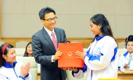 Phó Thủ tướng Vũ Đức Đam tặng quà cô giáo PiNăng Thị Hải (SN 1996, dân tộc Raglai; trường Mầm non Phước Bình)- trẻ tuổi nhất trong chương trình “Chia sẻ cùng thầy cô” năm 2020 Ảnh: Xuân Tùng 