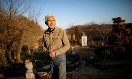  Bà Okawa cùng các cháu trong bốt điện thoại