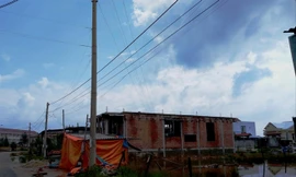 Nhiều loại dây dẫn điện chằng chịt trên mái nhà dân thuộc KDC mới thị trấn Thuận An